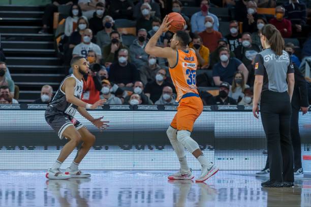 凭借其强大 凭借其强大