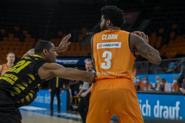 并将足球这 并将足球这