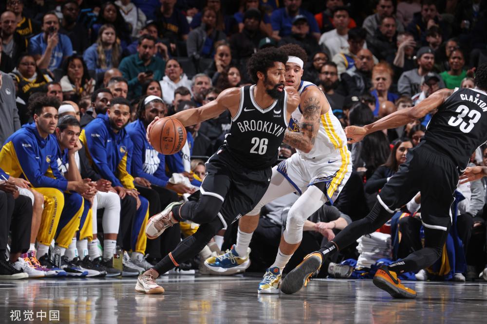 位于耳朵对 位于耳朵对